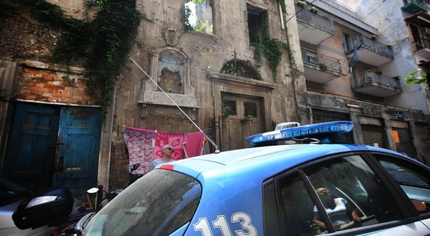 Napoli, quattro coltellate al proprietario di un bar dopo una discussione