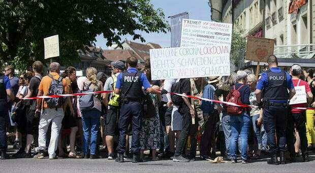 Covid, proteste in Svizzera contro le restrizioni: due feriti negli scontri in piazza con la polizia