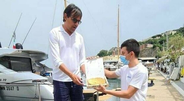 Il neo tecnico dell'Inter Simone Inzaghi mentre riceve alla Base Nautica Flavio Gioia di Gaeta la tiella di polpo da Salvatore Ferro