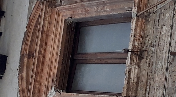 Dalle finestre di Palazzo Gallo sono cadute lastre di travertino