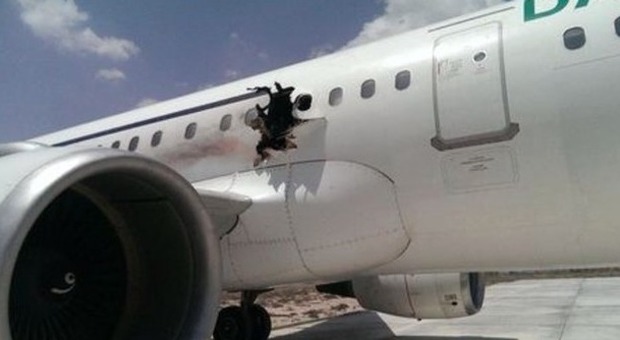 Paura ad alta quota, l'aereo si squarcia: passeggeri feriti e un disperso