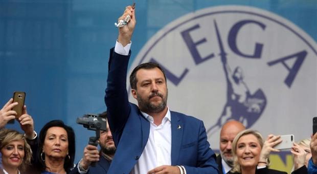 In Puglia arriva Salvini: striscioni e tensioni nelle piazze blindate