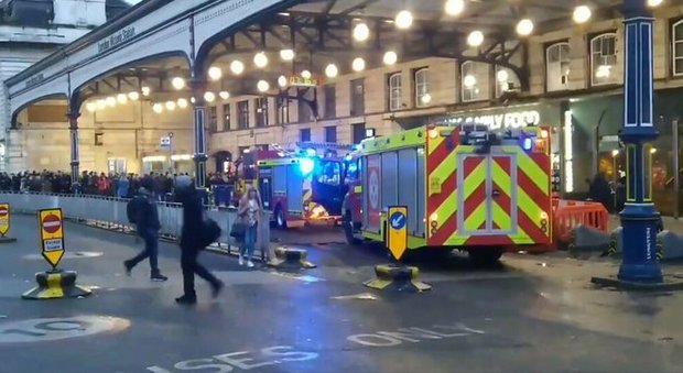 Londra, Victoria Station evacuata: donna caduta sui binari, forti ritardi e linea interrotta
