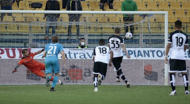 Tre pali per lo Spezia e il Parma si salva con Kucka all 93'