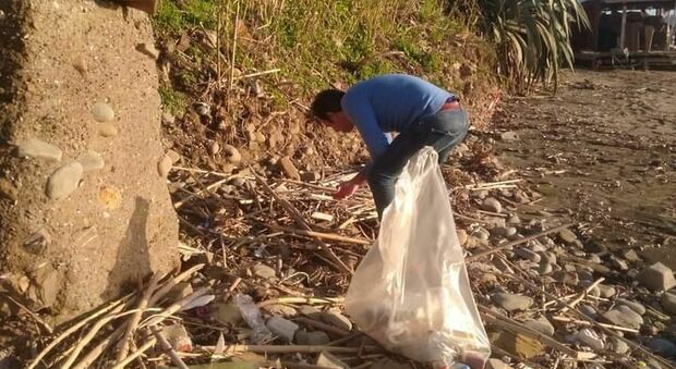 Sindaco-spazzino ad Acciaroli: aiuta i giovani a ripulire la spiaggia