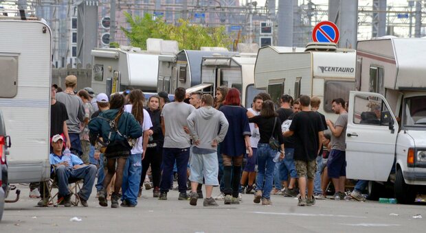 Milano, rave abusivo nel capannone della ditta di trasporti: centinaia di giovani, identificazioni in corso