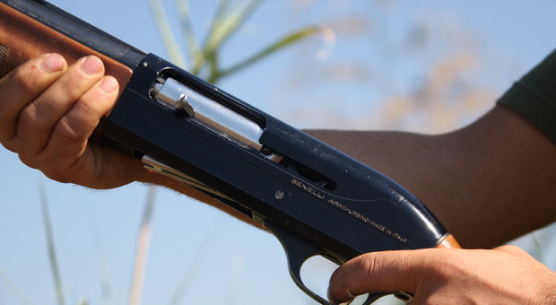 Dimentica il fucile da caccia sul divano con il figlio in casa a processo per stalking: revocato il porto d'armi