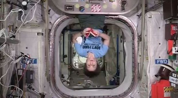 Samantha Cristoforetti in asciugamano per il Towel Day sulla stazione spaziale