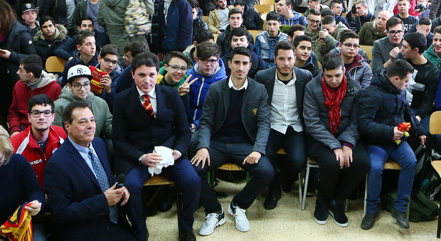 Entusiasmo alle stelle per i calciatori del Lecce al "Bottazzi" di Casarano