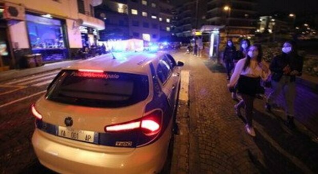 Movida a Napoli: dieci locali multati e due auto sequestrate