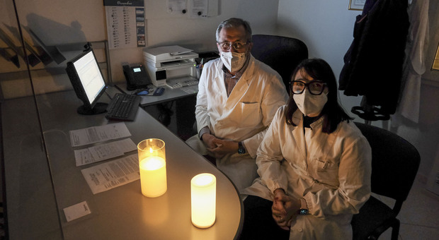 Il dottor Massimo Di Fiore e la dottoressa Sara Zorzan con le candele accese in ambulatorio