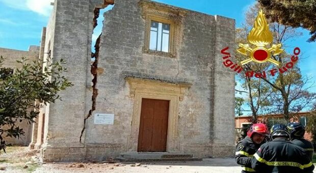 Chiesa di San Giuseppe si spacca a metà in Salento: «È crollato il tetto»