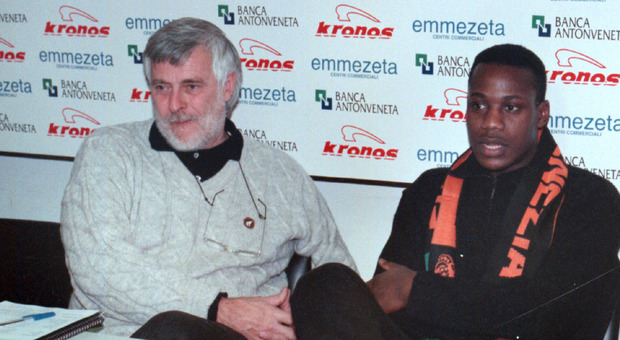 Agnolin nel 2000 al Venezia mentre presenta il neo acquisto N'Gotty