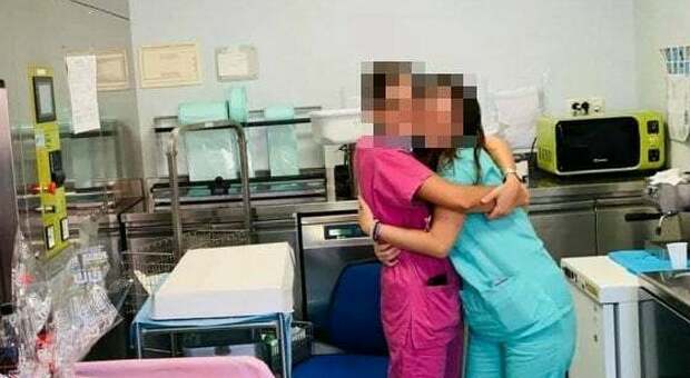 Festa in reparto all'ospedale di Bari, le foto senza mascherina finiscono su Facebook: medici e infermieri rischiano denuncia