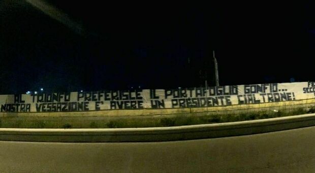 Napoli, altro striscione contro ADL: «Al trionfo preferisce il portafoglio»