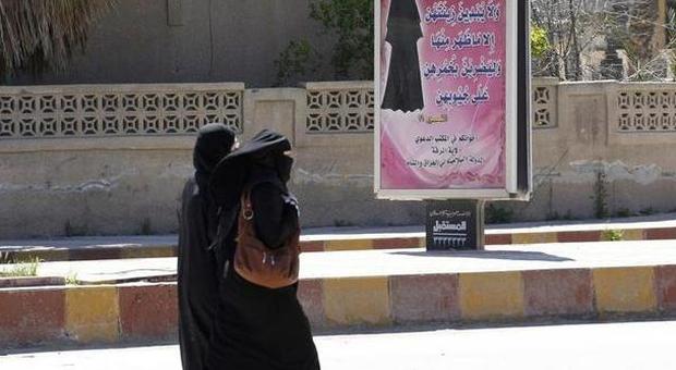 Isis, chiuse le cliniche gestite da medici maschi e cacciati i ginecologi da Raqqa