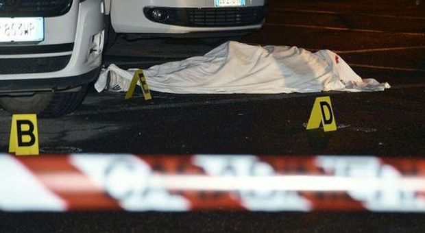 Borghesiana, uomo ucciso in strada con sette colpi di pistola