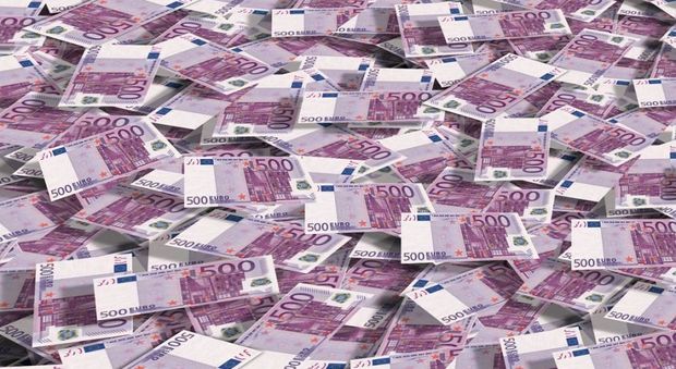 Gabinetti intasati da banconote da 500 euro: sospetti su tre sorelle