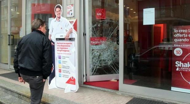 Banditi scatenati a Marano, ancora un raid in un centro Vodafone