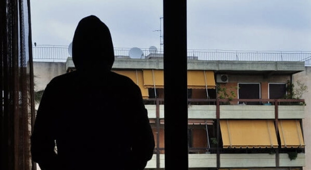 Frosinone, porte sfregiate e vasi lanciati: collaboratore di giustizia condannato per stalking in un condominio