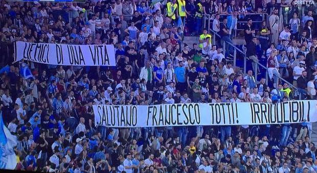 Irriducibili scrivono a Totti: «Mai avremmo permesso alla Lazio di comportarsi come la Roma ha fatto con te»