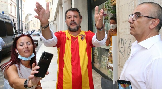 Salvini a Benevento senza mascherina e Mastella lo fa multare dai vigili