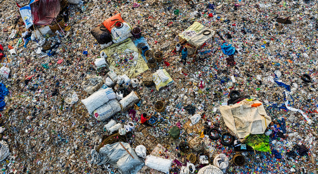 Napoli, sventata spedizione di 22 tonnellate di rifiuti: denunciati i responsabili