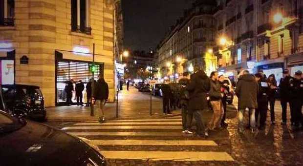 Parigi, rapinano Cartier armati di kalashnikov e fuggono con sotaggio: banditi asserragliati in un negozio