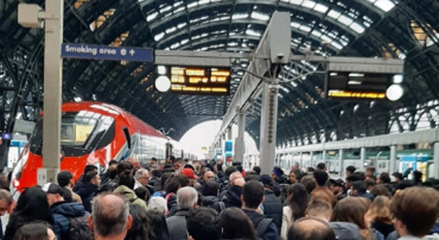 Treni, ritardi e cancellazioni per un guasto alla stazione di Milano: attese fino a 120' e disagi