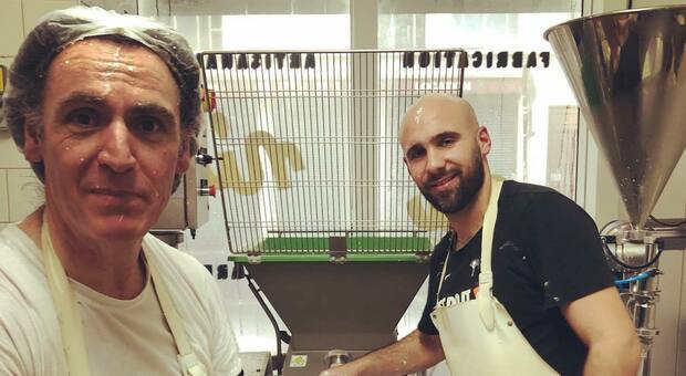 «Via dall'Italia, produco mozzarelle a Parigi: il Comune lì ci aiuta»