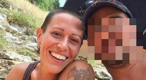 Omicidio a Trento, Deborah Saltori uccisa dal marito con due accettate alla gola: «L'ha adescata con l'assegno di mantenimento per il figlio»