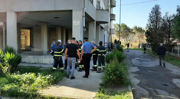 Incendio in un palazzo a Catanzaro, tre morti e quattro feriti. Le vittime tutte giovanissime: 22, 14 e 12 anni