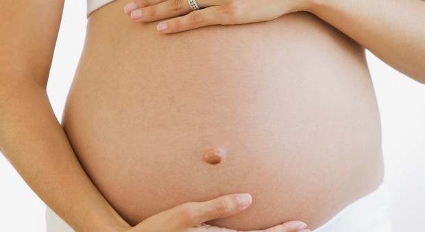 Napoli, ecografia al 5° mese di gravidanza? «Ripassi tra dieci mesi»