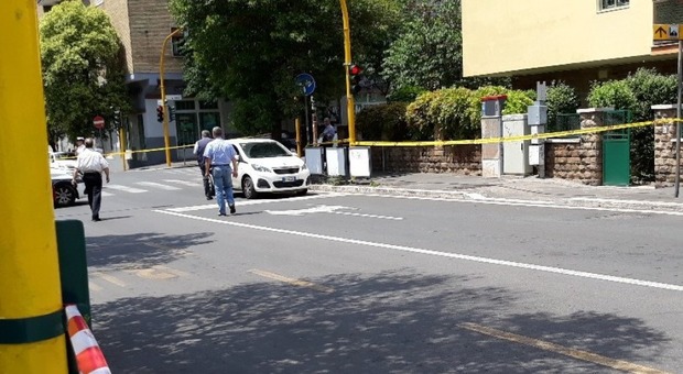 Roma, si apre un'altra voragine a Monteverde: strada chiusa, traffico in tilt