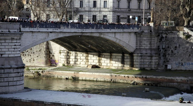 La gente ha assistito al salvataggio della donna che voleva buttarsi da ponte Garibaldi