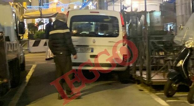 Sanremo 2021 chiude con il botto: furgone Rai si schianta sui tavolini di un ristorante