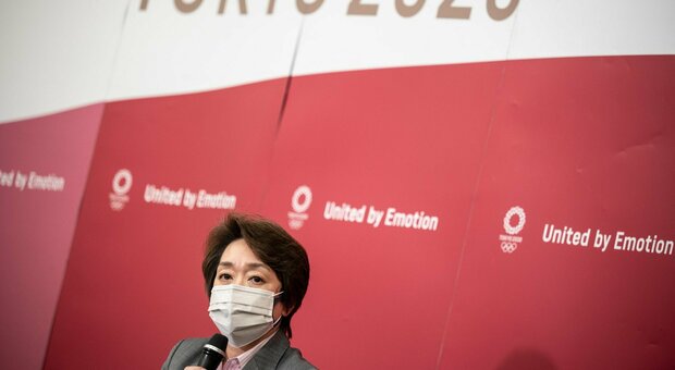 Tokyo 2020, primo contagio Covid alla staffetta della torcia olimpica: positivo un poliziotto