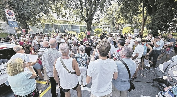 Pesaro, sit in di protesta davanti all'ospedale: «Giù le mani da Muraglia e San Salvatore»