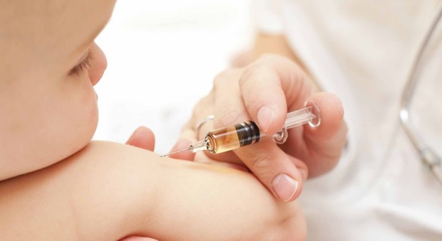 Francia, rifiutano di vaccinare i figli: condannati i genitori