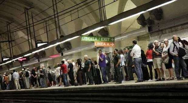 Metro B, un uomo si suicida buttandosi sui binari: il treno inchioda, due passeggeri feriti