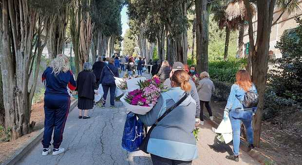 Osimo, gente in coda e assembramenti: la riapertura dei cimiteri diventa un caso politico