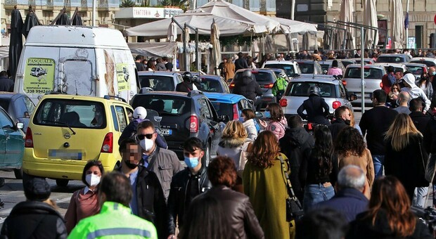 Napoli, folla in strada: è assalto al lungomare tra caos e voglia di relax: «In un mese, zero lavori»