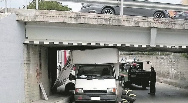 Il furgone si incastra nel sottopasso: crepe e calcinacci, chiuso il transito e traffico in tilt