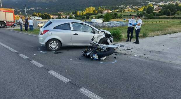 Incidente all'Aquila: muore a 28 anni urtando un'auto con la moto