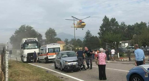 Scontro auto-scooter sulla Casilina, ferito un ragazzo: atterra l'eliambulanza