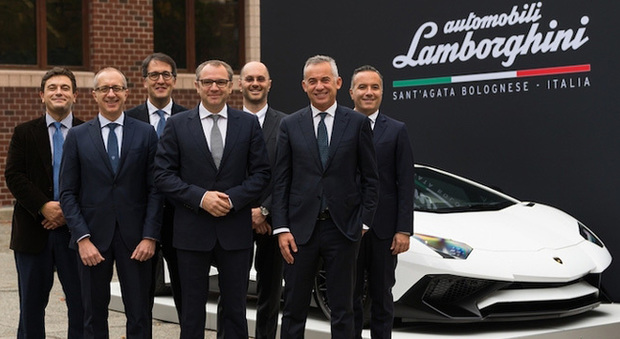 Al centro Stefano Domenicali, Chairman & Chief Executive Officer di Automobili Lamborghini