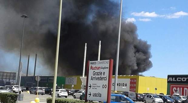 Rogo tossico al centro Auchan fuga dei clienti per la nube nera