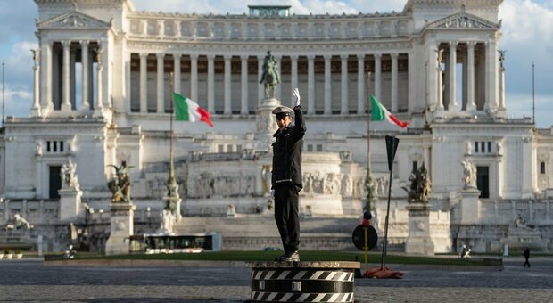 Roma in zona rossa ritrova la pedana dei vigili di piazza Venezia
