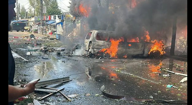 Ucraina, raid russo su un mercato nel Donetsk: missili sulla folla, almeno 16 morti (tra questi un bambino)