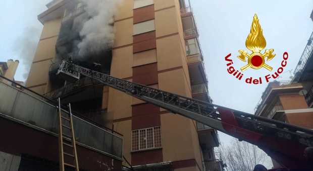 Roma, fiamme in un appartamento: evacuato un palazzo, una persona intossicata